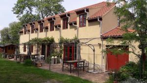 a house with a red door and a yard at Herberge Agape in Behlitz