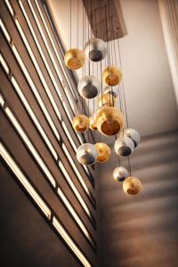 een hoop lichten aan een plafond bij Hotel Estación in Olmedo