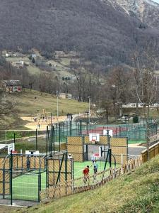 een park met een speeltuin waar mensen op spelen bij Appartement 2-4 personnes avec 1 chambre - Résidence les 100 lacs à Cauterets avec balcon et piscine chauffée in Cauterets