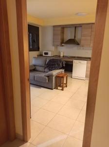 een woonkamer met een bank en een keuken bij Apartamento Céntrico in Amposta +4 foto's