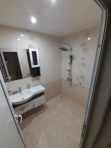 een badkamer met een douche en een wastafel bij Levkov in Petrich +19 foto's