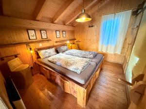 En eller flere senge i et værelse på Casa Royal - Schönes und komfortables Blockhaus mit Außensauna und beheizbarem Whirl-Pool