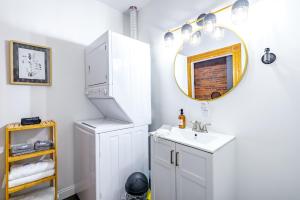 Billede fra billedgalleriet på Jungle House Columbus Downtown Free Parking Sleeps 8 - Walk to Convention Center & Nationwide Arena - 1BR Short North Luxury Home - Over 5,800 Five Star Stays i Columbus