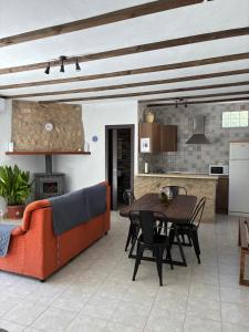 a living room with a couch and a table at Villa Río Béjar in Quesada