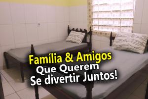 due letti in una stanza con le parole familia e amigosue queens di Casa Ybirá de Alter do Chão ad Alter do Chão