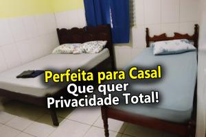 due letti in una stanza con le parolespirica panama crash cue cue cue di Casa Ybirá de Alter do Chão ad Alter do Chão