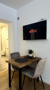 TV a/nebo společenská místnost v ubytování MICKIEWICZ HOUSE Apartamenty + 3 fotografie