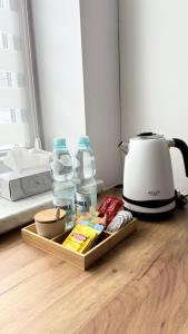 Příslušenství pro přípravu čaje a kávy v ubytování MICKIEWICZ HOUSE Apartamenty