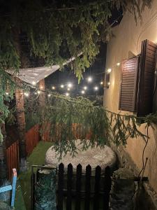 un tavolo nel cortile di una casa di notte di Cabana Brazilor a Campina