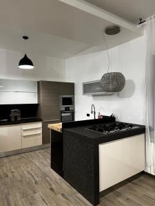 a kitchen with a black and white counter top at Sky Borsa in Statjunea Borsa