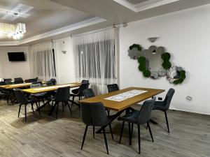 a conference room with tables and chairs in it at Sky Borsa in Statjunea Borsa