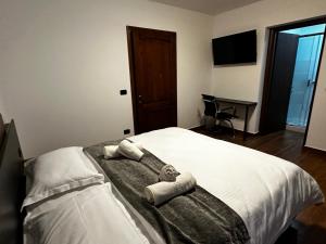 a bedroom with a large bed with towels on it at Sky Borsa in Statjunea Borsa