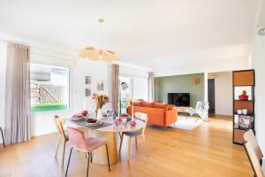 a living room with a table and chairs and a couch at Rodern - Le Cocon des vignes in Rodern