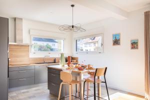 a kitchen with a table and chairs in a room at Rodern - Le Cocon des vignes in Rodern