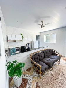een woonkamer met een bank in een keuken bij Casa a 400m do Mar - O endereço correto é o Rua Rubens Marcus Rocha 541 Jd Jamaica Itanhaem in Itanhaém