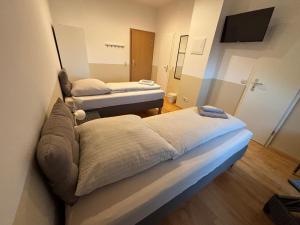 Giường trong phòng chung tại Doppelzimmer-Bad-Kühlschrank TV-18 +14 ảnh