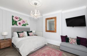 En eller flere senge i et værelse på Eden House - Beach Apartments & Suites