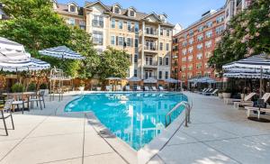 Hồ bơi trong/gần North Bethesda - Luxe Apartment
