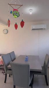 a dining room with a table and chairs at Tu hogar en acapulco in General Juan N Alvarez International Airport