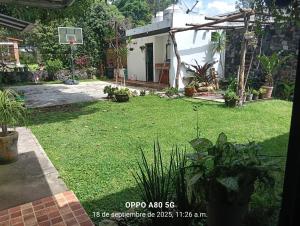 a yard with a basketball hoop in a backyard at Casa ixcanul in Montitlán +5 photos