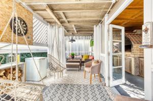 Et tv og/eller underholdning på Eden House - Beach Apartments & Suites