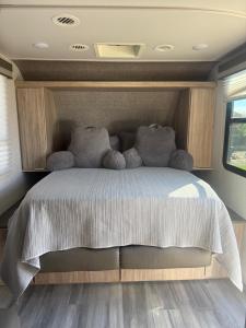 En eller flere senge i et værelse på Linda Traila para 4 Spa Patio Comfort Total