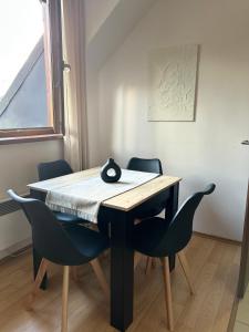 tavolo da pranzo con 4 sedie intorno di Kamzík Ski Apartment Donovaly - Apartmán 64 hneď pri zjazdovke a Donovaly