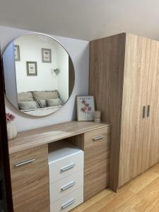 spogliatoio con specchio e mobile in legno di Kamzík Ski Apartment Donovaly - Apartmán 64 hneď pri zjazdovke a Donovaly Altre 25 foto