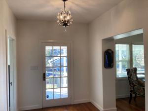 ein Esszimmer mit einem Kronleuchter und einer Tür in der Unterkunft The Jackson House in Jackson + 30 Fotos