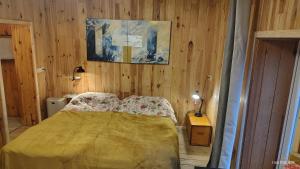 una camera da letto con un letto e un quadro sul muro di B&B Halen a Halen