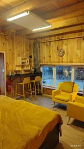 una camera da letto con un letto, un tavolo e delle sedie di B&B Halen a Halen