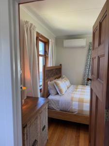 En eller flere senge i et værelse på Riverside Retreat