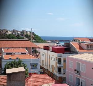una vista di una città con edifici e l'oceano di Four Palms Guest House a Praia