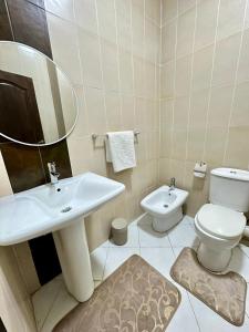 un bagno con lavandino e WC di Monopolio gar tgv 5 min a Tangeri