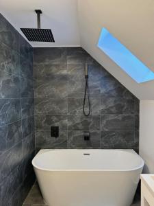 Et badeværelse på Divine moments apartment@Calbucet ski slope