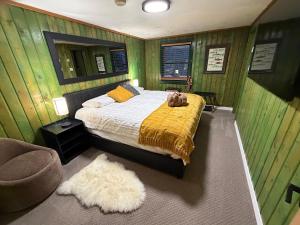 Giường trong phòng chung tại Silver Fork Lodge & Restaurant