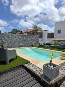 Swimmingpoolen hos eller tæt på Uruguay 1014 - Casa y Apartamento - Para 9 personas