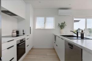 Køkken eller tekøkken på Awesome Beach House on Oceanview Road