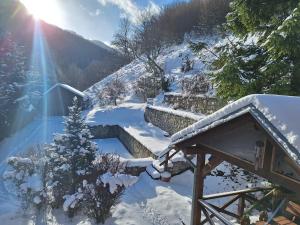 Chata Parnica v objeti slovenskych hor om vinteren