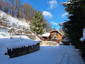 Chata Parnica v objeti slovenskych hor om vinteren