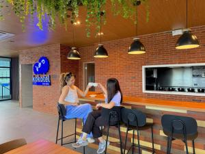 Due donne sedute in un bar in un ristorante di Kokotel Cebu Adira a Cebu City Altre 25 foto