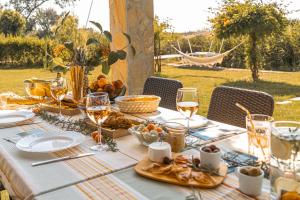 un tavolo con cibo e bicchieri di vino sopra di Sunny Beach Villa a Szántód