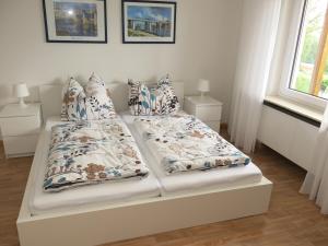 ein Schlafzimmer mit 2 Betten mit Kissen darauf in der Unterkunft Ferienwohnung Billich in Bad Bellingen