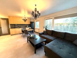 een woonkamer met een bank en een tafel bij Jumara Apartment in Valmiera +6 foto's