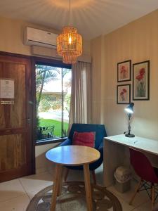 ein Wohnzimmer mit einem Tisch und einem Stuhl in der Unterkunft De la Mora Hostal in Fernando de la Mora