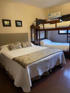 een slaapkamer met twee stapelbedden in een kamer bij Hotel Casa del Peregrino in Salta