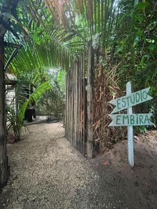 a street sign in the middle of a forest at Estudio Embira - Lago Verde in Santarém