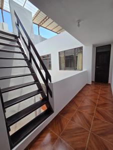 een trap in een huis met houten vloeren bij Casa Wavve in Huanchaco