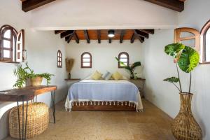 una camera da letto con un letto in una stanza con finestre di Amari Sayulita Boutique Hotel a Sayulita Altre 106 foto