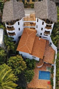 una vista aerea di una casa con un tetto di Amari Sayulita Boutique Hotel a Sayulita